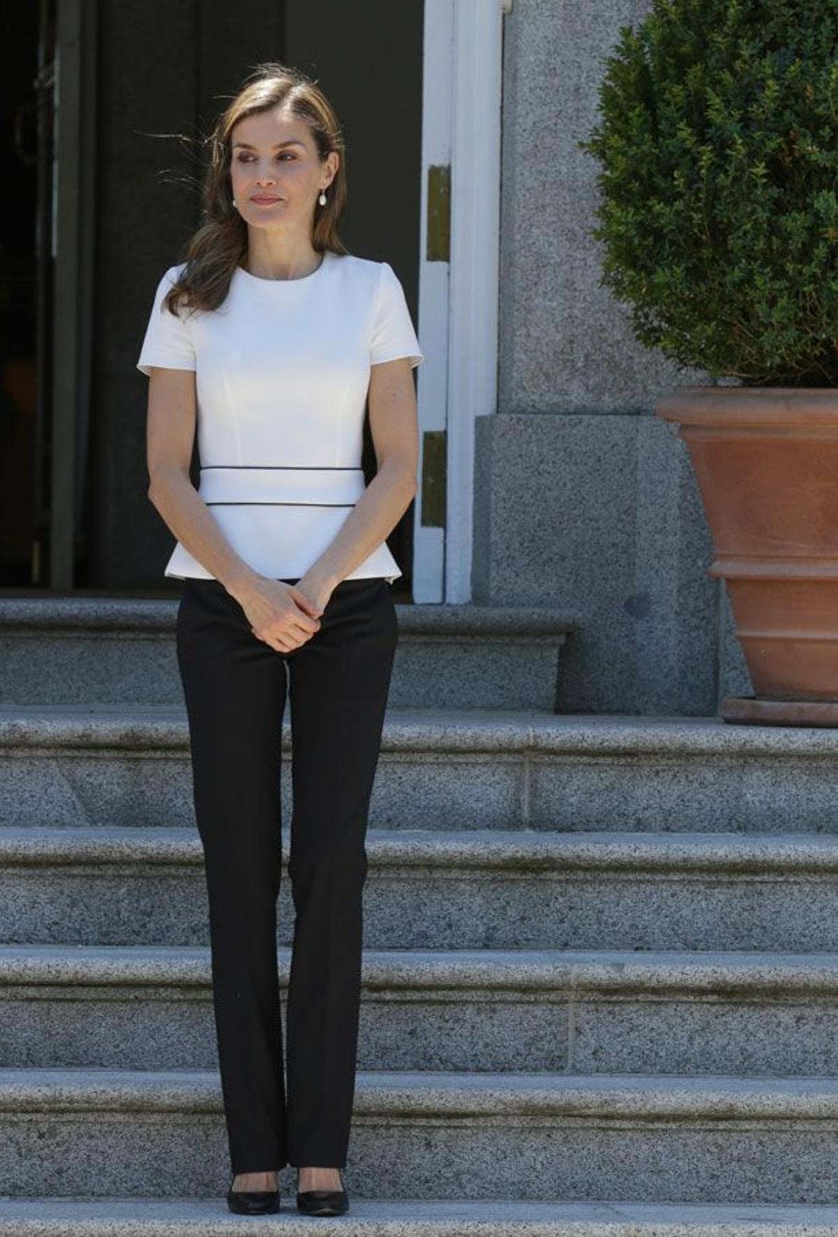 El look de Letizia Ortiz con top blanco con peplum y pantalón negro de Hugo Boss