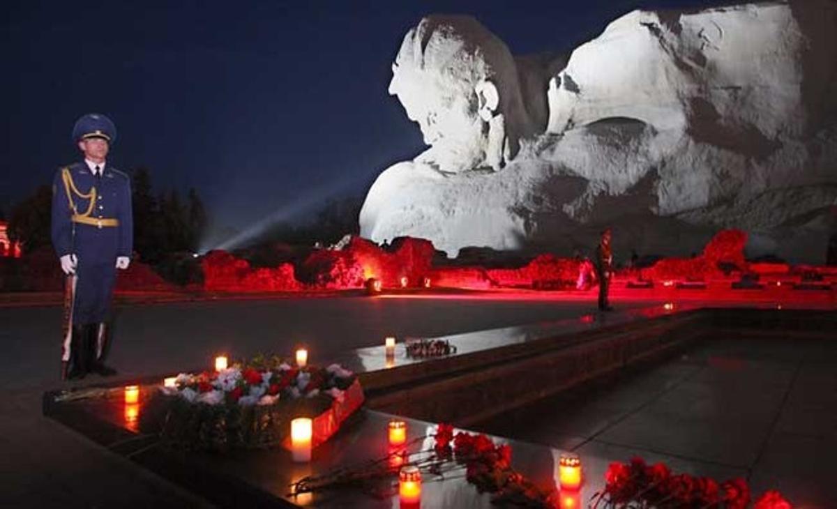 Soldats de la guàrdia d’honor davant un monument de la segona guerra mundial durant una cerimònia a la fortalesa de Brest (Bielorússia), amb motiu del 70è aniversari de la invasió de la Unió Soviètica per part de l’Alemanya nazi.