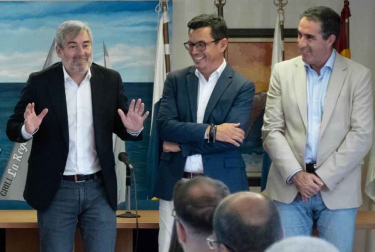 Fernando Clavijo, Pablo Rodríguez y Francis Candil, con la Vela Latina. | | LP/DLP