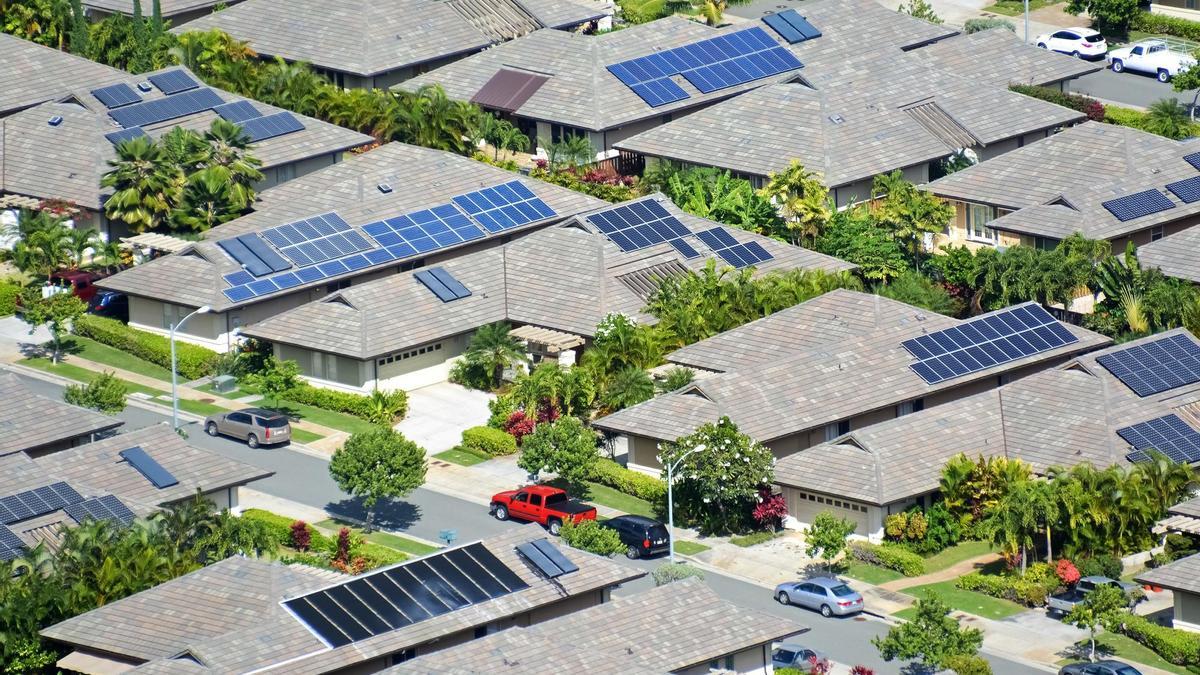 Paneles solares en edificios de una ciudad.