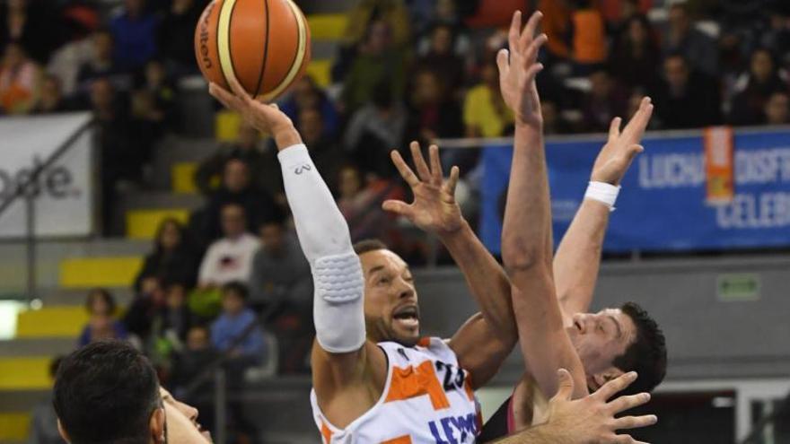 Jeff Xavier, entre tres jugadores del Valladolid.