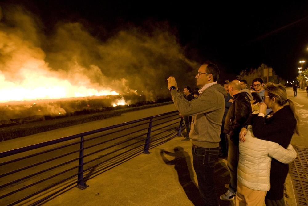 Un incendio obliga a desalojar el camping de Almenara