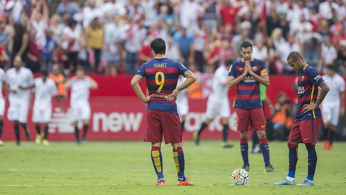 Neymar, Suárez y Busquets, abatidos mientras los jugadores del Sevilla celebran el segundo gol de su equipo