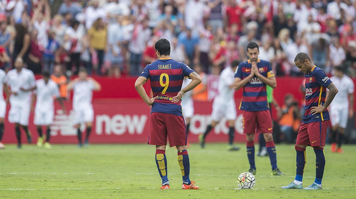 Neymar, Suárez i Busquets, abatuts mentre els jugadors del Sevilla celebren el segon gol del seu equip. Neymar, Suárez i Busquets, abatuts mentre els jugadors del Sevilla celebren el segon gol del seu equip.