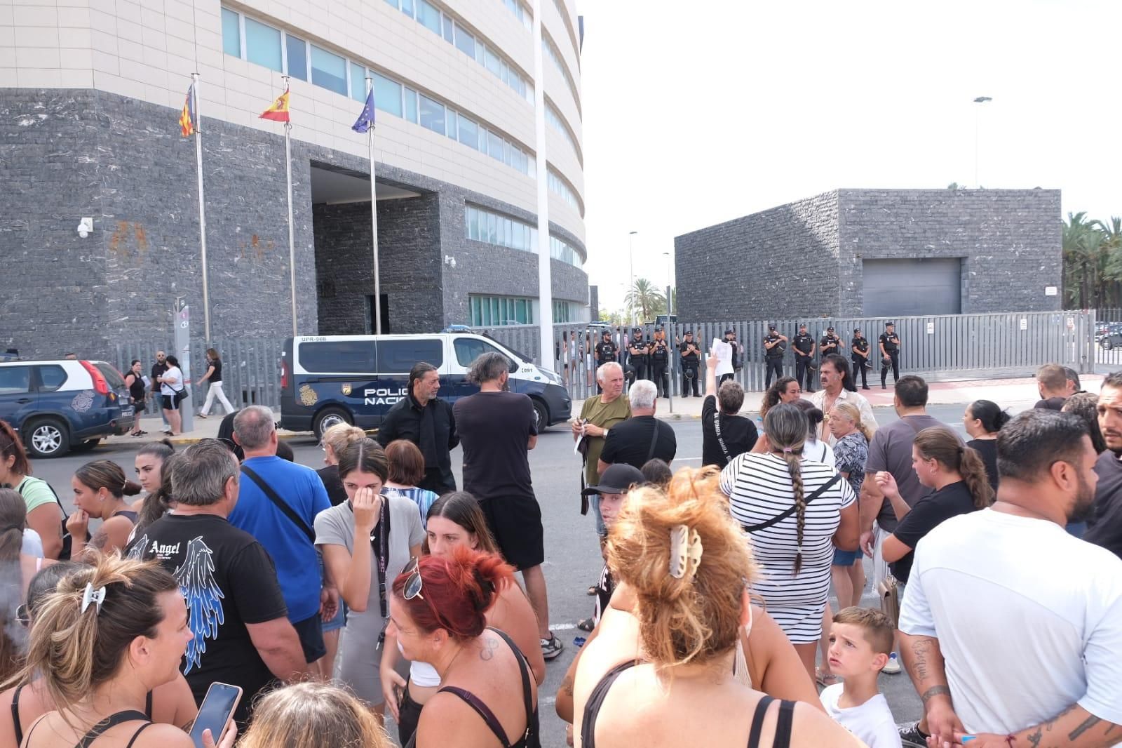 Protesta en los juzgados de Elche por la muerte de un detenido en Comisaría