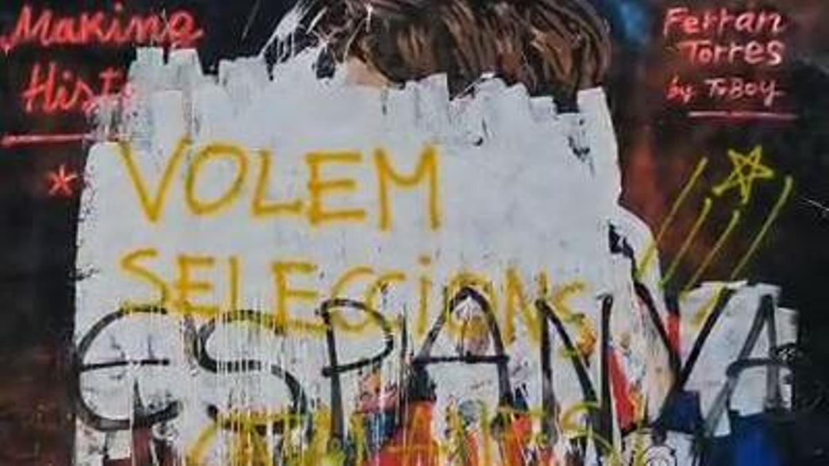 El mural de Ferran Torres fent un petó a la Copa del Mundial de futbol a Barcelona