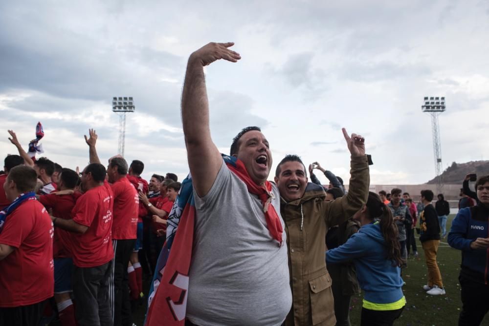 El Saguntino celebra el título de campeón