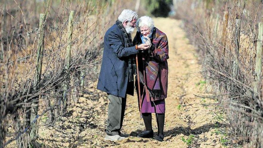 Antonio (Imanol Arias) y Mercedes (Ana Duato), ancianos y con mascarilla anticovid, en una imagen de la nueva temporada de “Cuéntame”. | RTVE