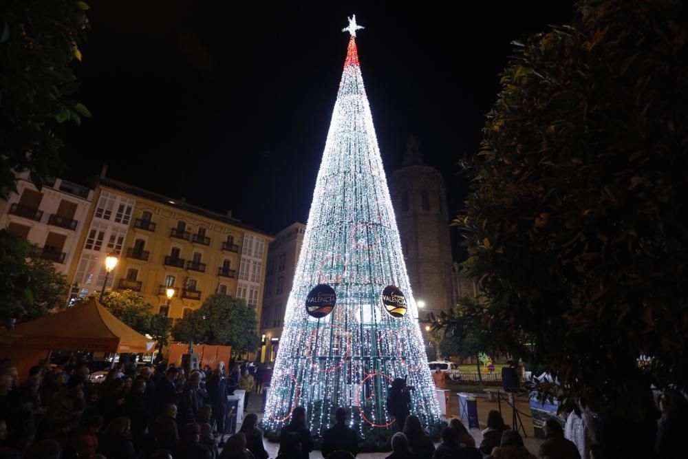 Inauguración del Belén y Árbol de la Plaza de la Reina