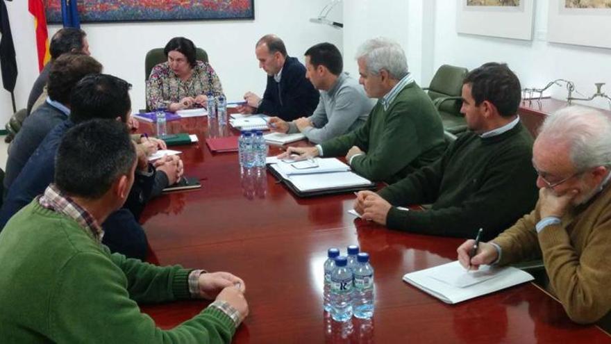 El Ejecutivo extremeño y los regantes constituyen la mesa de trabajo del regadío de Tierra de Barros