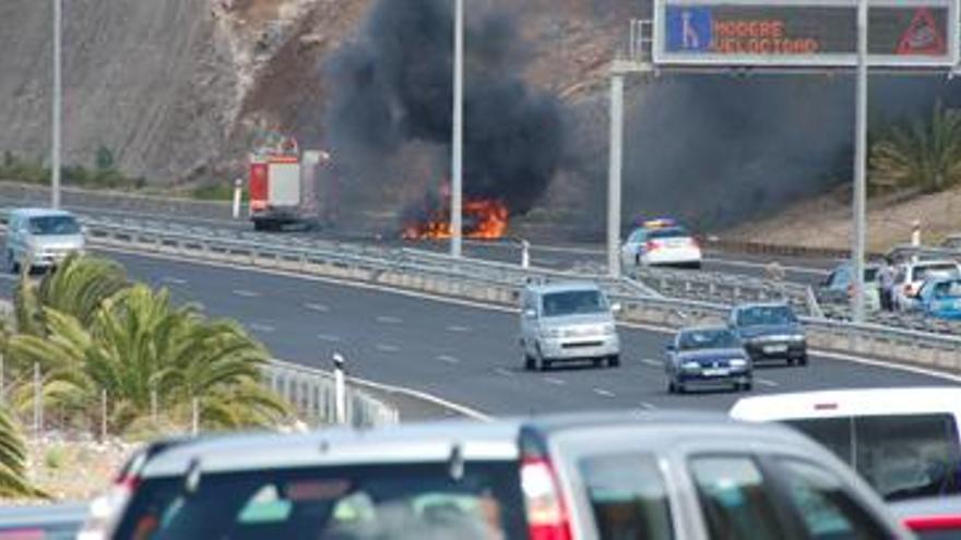 Arriba, el vehículo en llamas mientras el tráfico queda paralizado por seguridad. Debajo, estado en el que quedó el coche. i ÁNGEL TRISTÁN