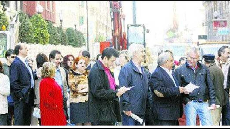 Concentración de vecinos durante la protesta, entre las obras.