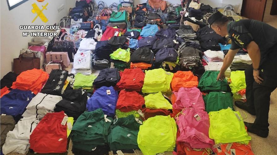Golpe a las falsificaciones en Moraira y Benidorm: la Guardia Civil decomisa 3.500 bolsos y equipaciones deportivas fraudulentas