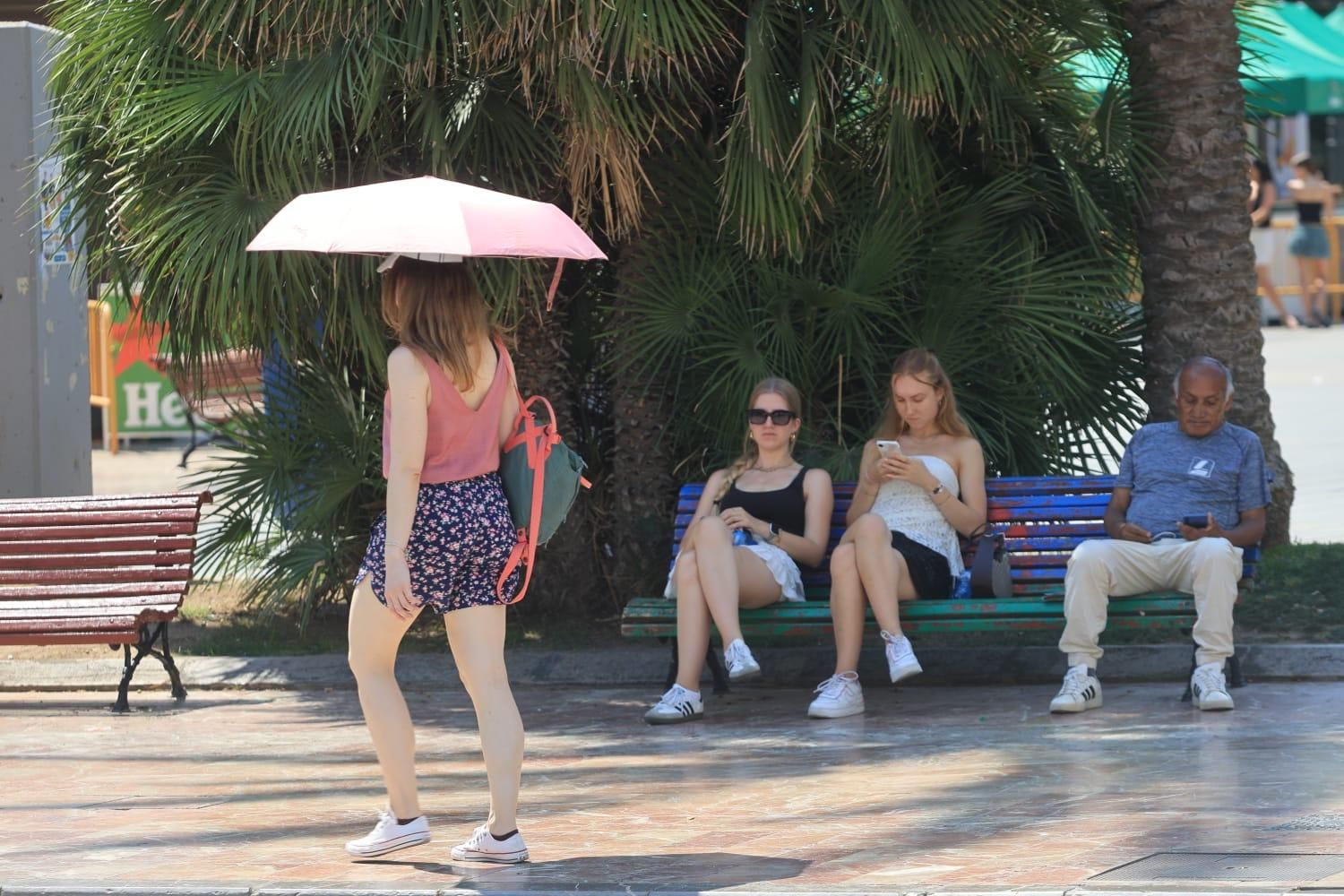 Jornada de intenso calor en València: así se afronta en las calles del centro