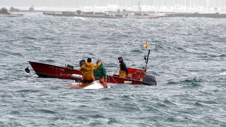 Rescatan a dos marineros en Moaña tras volcar su embarcación por el oleaje