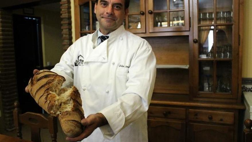 Félix Ortega muestra el interior de una hogaza de pan con miel y con castañas del Valle del Genal.