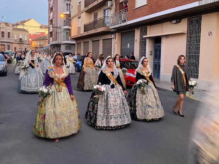 La falla de l'Oliveral reune a sus falleras mayores en una Ofrenda preparando el 75 aniversario