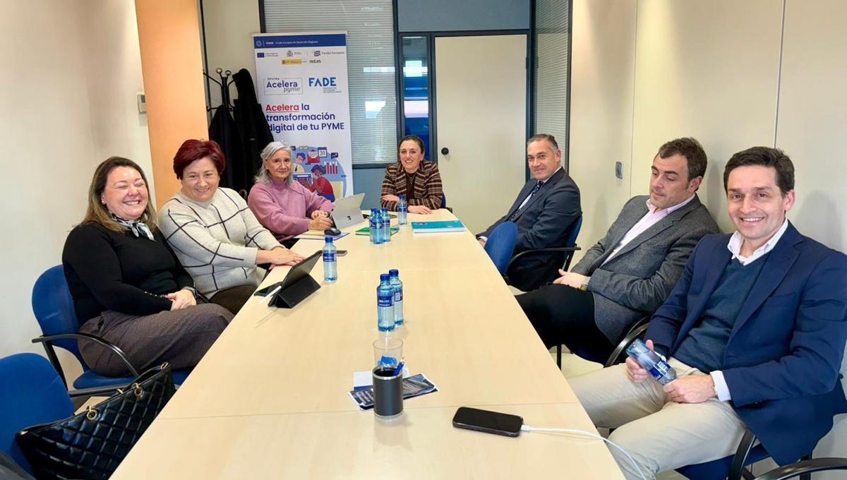 Por la izquierda, Noelia Iglesias (Mercadona), Carmen Moreno (Unión de Comerciantes), Carmen Paredes (FADE), María Calvo (presidenta de FADE), Gabriel Muñoz (Anged), Alejandro Fernández (Alimerka) y Fernando Clavijo (Unión de Comerciantes).