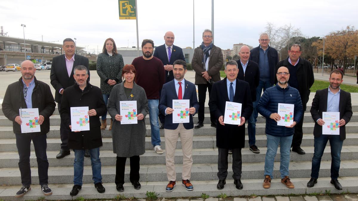 Foto de família dels onze municipis que formen part del Pla de Mobilitat Urbana Sostenible Supramunicipal, amb el vicepresident del Govern i la Diputació de Girona