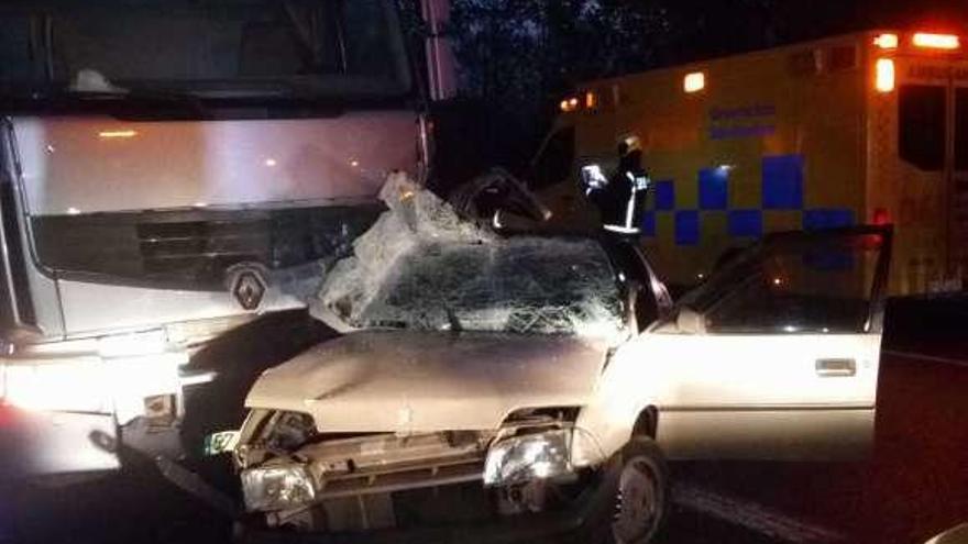 Estado en el que quedó el Citroën AX tras la colisión con el camión en la N-120, ayer, a la altura de la parroquia de Xinzo. // D.P.