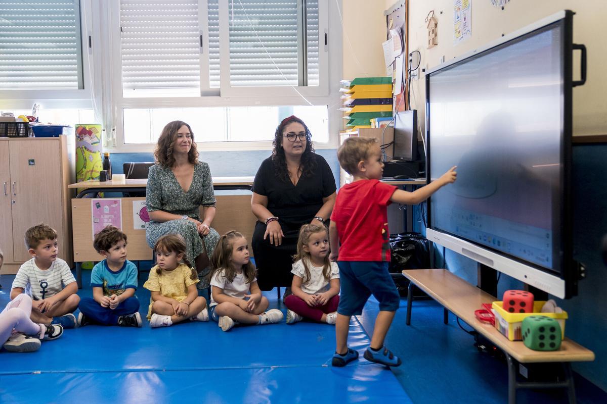 Isabel Díaz Ayuso (i), visita el Colegio público de Educación Infantil y Primaria San Juan Bautista.