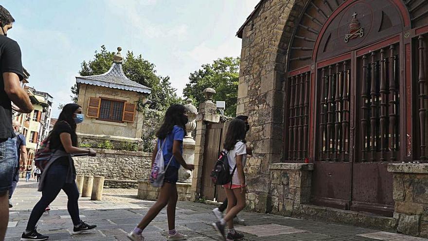 Laura (a la izquierda) y Alejandra Blanco se acercan a la capilla de San Pedro en Rivero. En el círculo, un momento de la ruta en la parte alta de Rivero. |