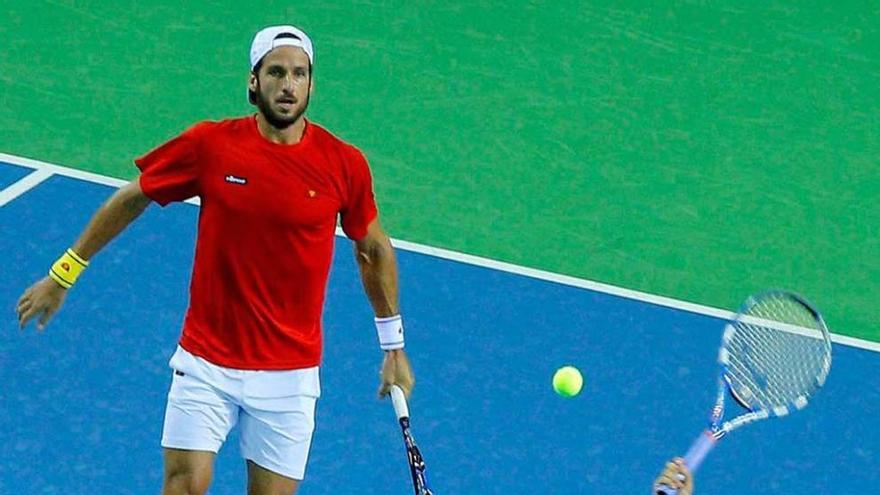 Marc López remata una bola en la red ante la mirada de Feliciano López.