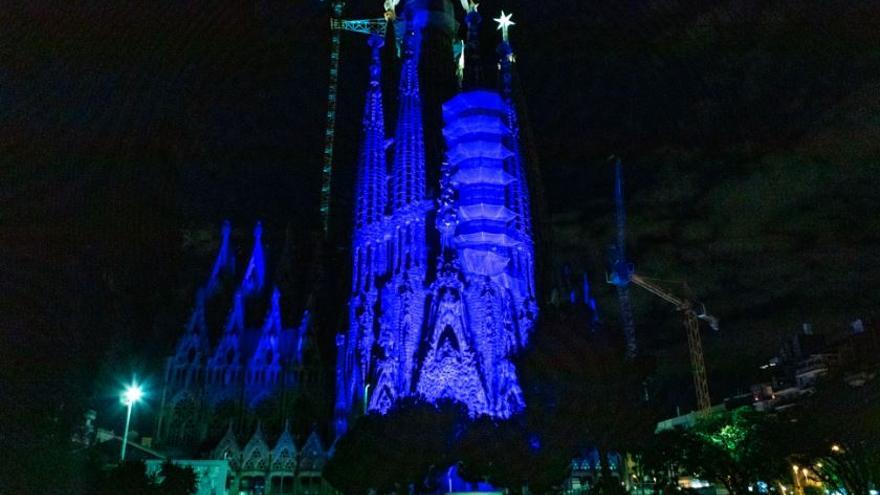 La Sagrada Família, il·luminada amb els colors de la bandera de la Unió Europea per commemorar el Dia d'Europa