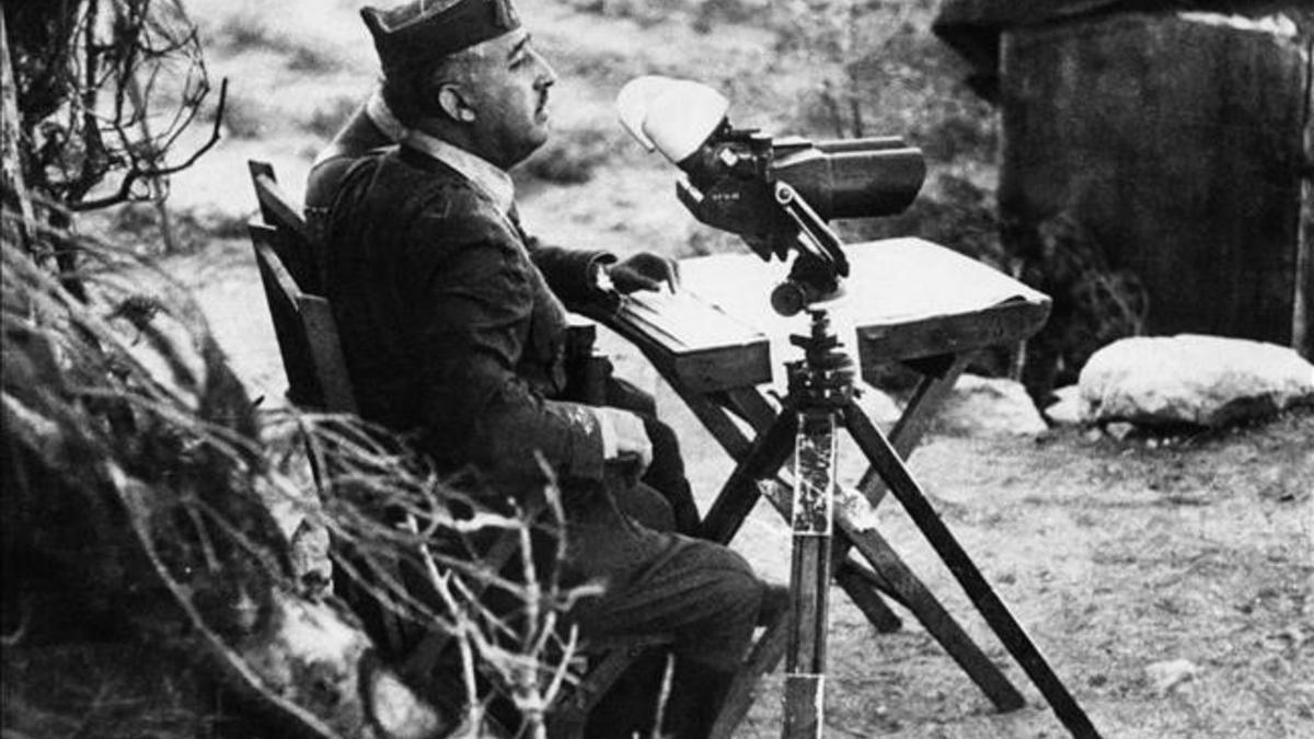 Imagen del general Franco observando el frente durante la guerra civil.