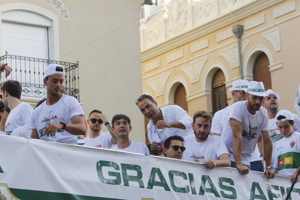 El Elche celebra su ascenso a Segunda División en una rúa por las calles de la ciudad