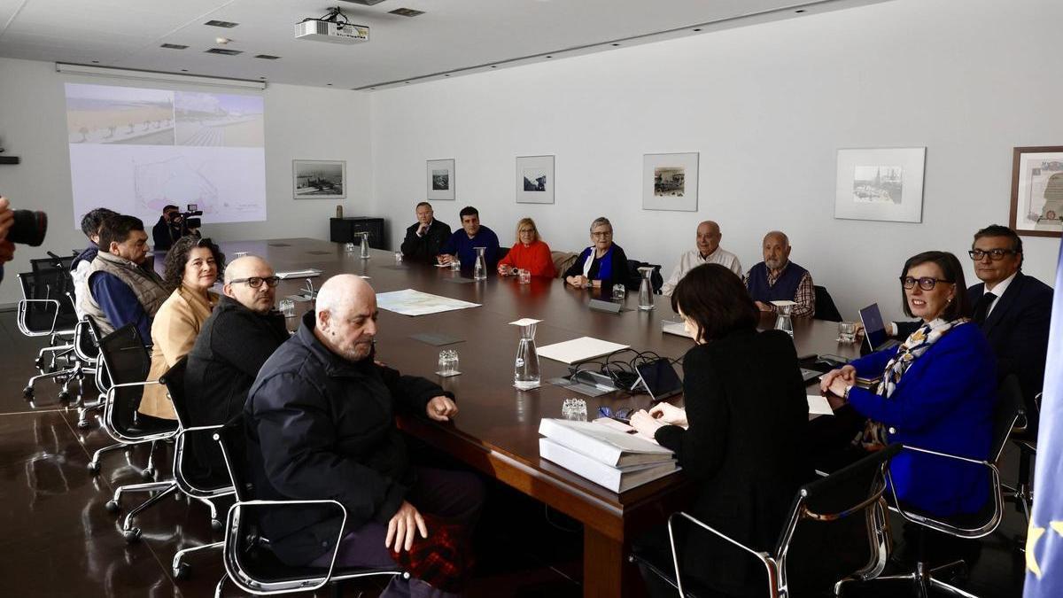 Roqueñí y el equipo directivo del Puerto en la reunión con los vecinos de la zona oeste.