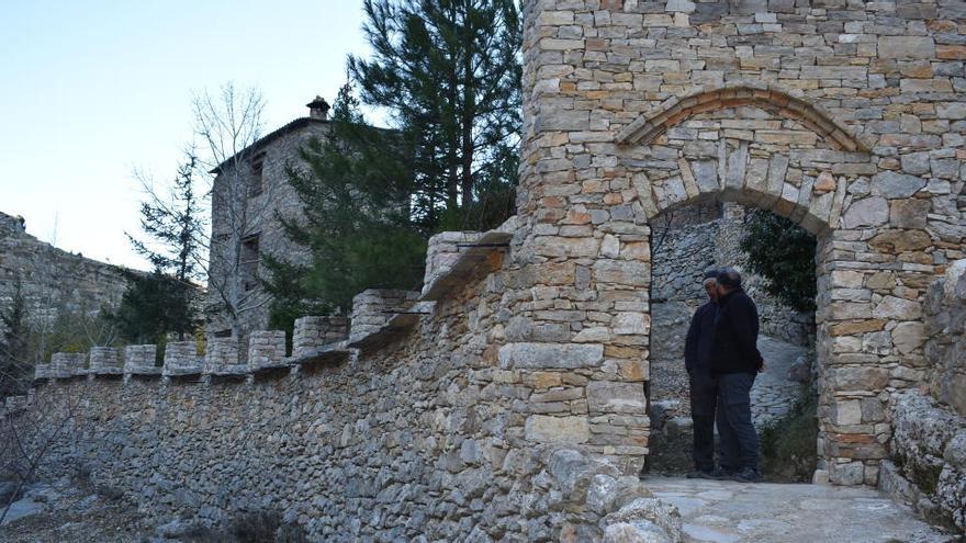 Construye una &#039;muralla china&#039; alrededor de su finca.