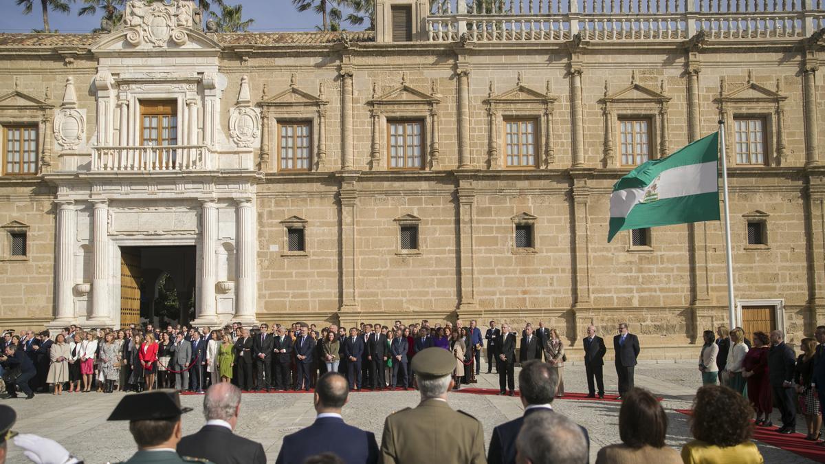 Archivo - Izada de la bandera de Andalucía ante la fachada principal con motivo del Día de Andalucía. (Foto de archivo).