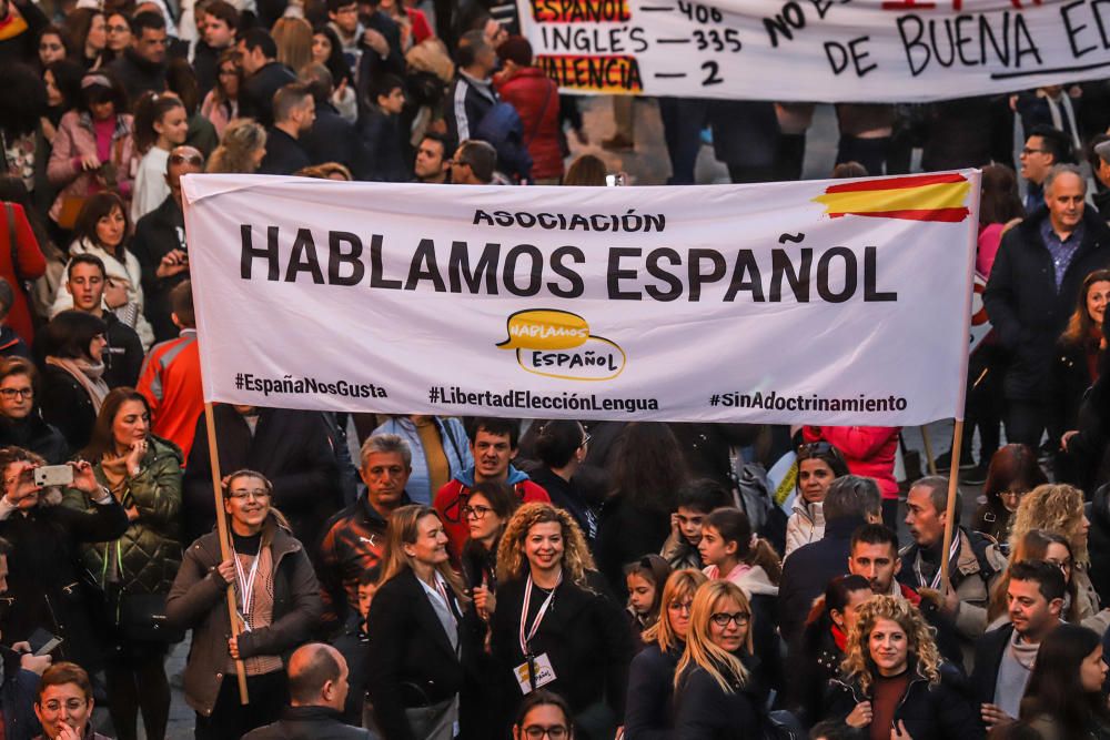 Veinte mil personas reclamaron ayer en las calles de Orihuela la derogación de la ley de Plurilingüismo