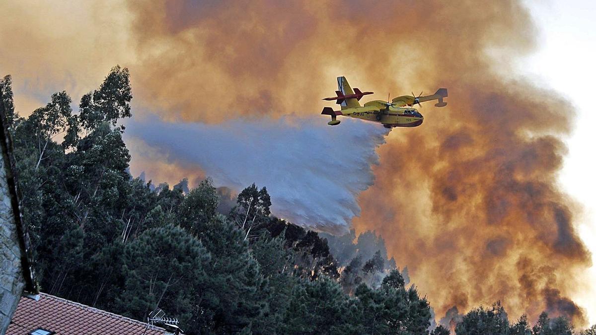 Un hidroavión en el gran incendio que en 2019 devoró casi 12.000 hectáreas en Dodro. |   // LAVANDEIRA