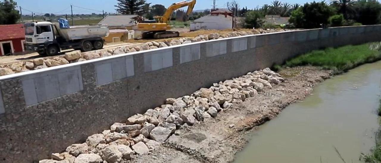 La CHS reconstruye el muro del río Segura que cedió y provocó la peor riada en la Vega