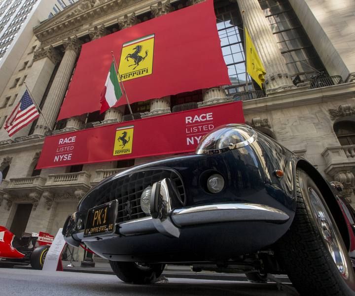 La escudería Ferrari, controlada por el grupo Fiat Chrysler Automobiles, ha debutado hoy en Wall Street con un precio de salida de 52 dólares y en los primeros minutos de cotizaciones sus acciones se disparaban un 15 % hasta 60 dólares.