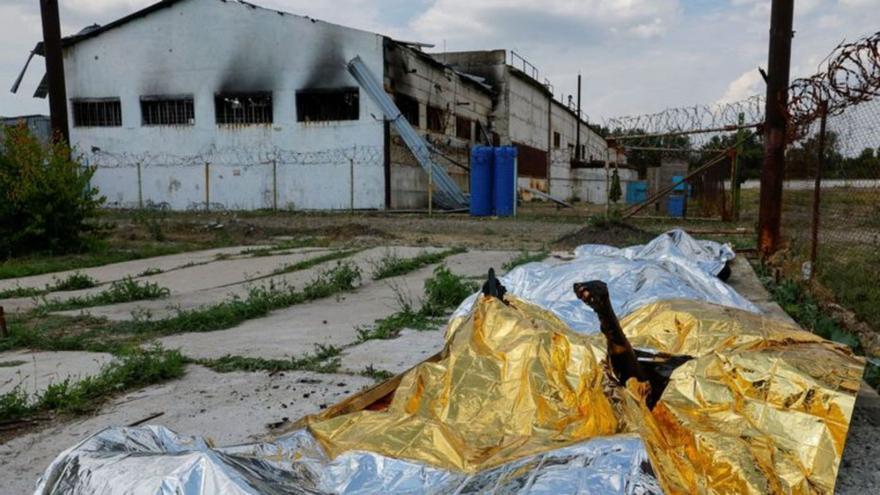 L’hangar destruït, i cossos carbonitzats en primer terme. | REUTERS