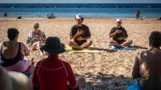 La playa de Las Teresitas se convierte en un gimnasio para mayores: "No me esperaba que mi jubilación fuera así"