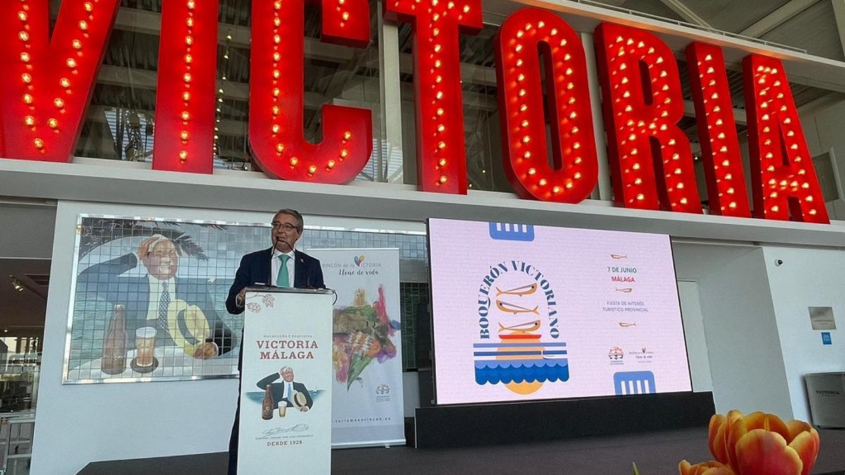 El alcalde de Rincón de la Victoria, Francisco Salado, presenta el recetario en la Fábrica de Cervezas Victoria.