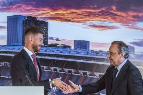 Sergio Ramos (c), capitán del Real Madrid, acompañado de Pilar Rubio y Florentino Pérez, presidente del Real Madrid, durante el acto de renovación de su contrato hasta 2020 celebrado hoy en el estadio Santiago Bernabéu.