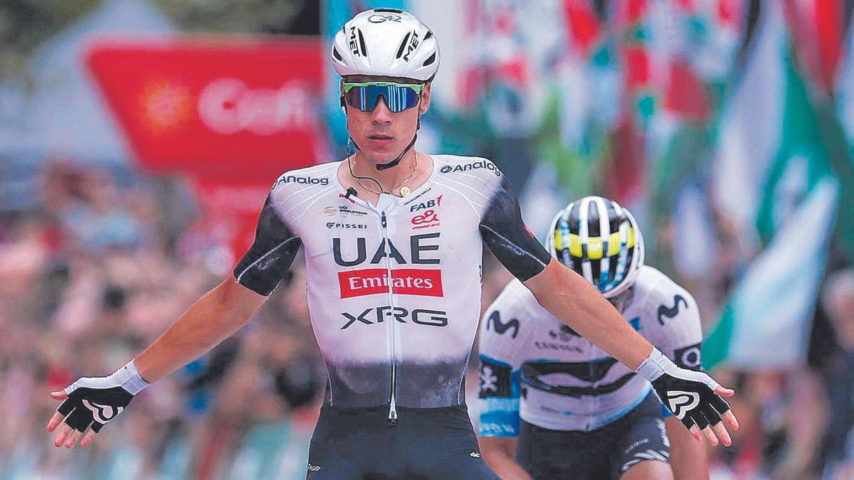 FOTODELDÍA - LOS CORRALES DE BUELNA (CANTABRIA), 04/09/2025.- El ciclista español del Emirates UAE Juan Ayuso,celebra la victoria conseguida en la duodécima etapa de la Vuelta Ciclista a España 2025 este jueves en Laredo (Cantabria). EFE/Javier Lizón