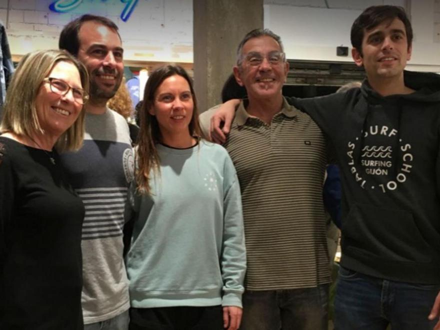 Mejor empresa economía azul. En la imagen aparecen, de izquierda a derecha, Belén Varela, Jaime, Alejandra, Jaime y Francisco Fernández. Dos generaciones de Tablas Surf Comany, galardonados por su innovación para el deporte.