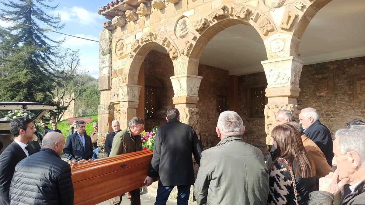 Amigos y familiares portan el féretro con los restos mortales de José Luis González Domínguez.