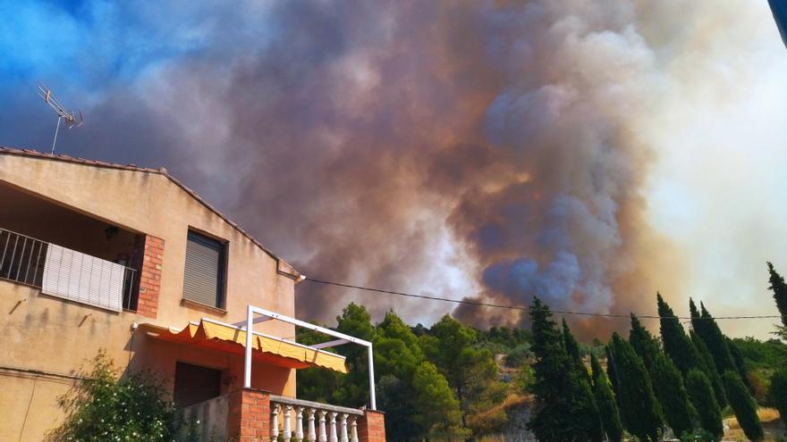 Benimassot: El fuego sobre el pueblo y el desalojo a todo correr