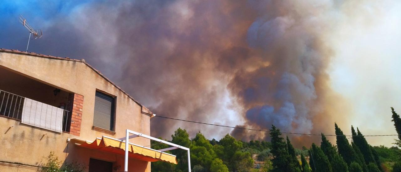 La columna de humo sobre las casas de Benimassot