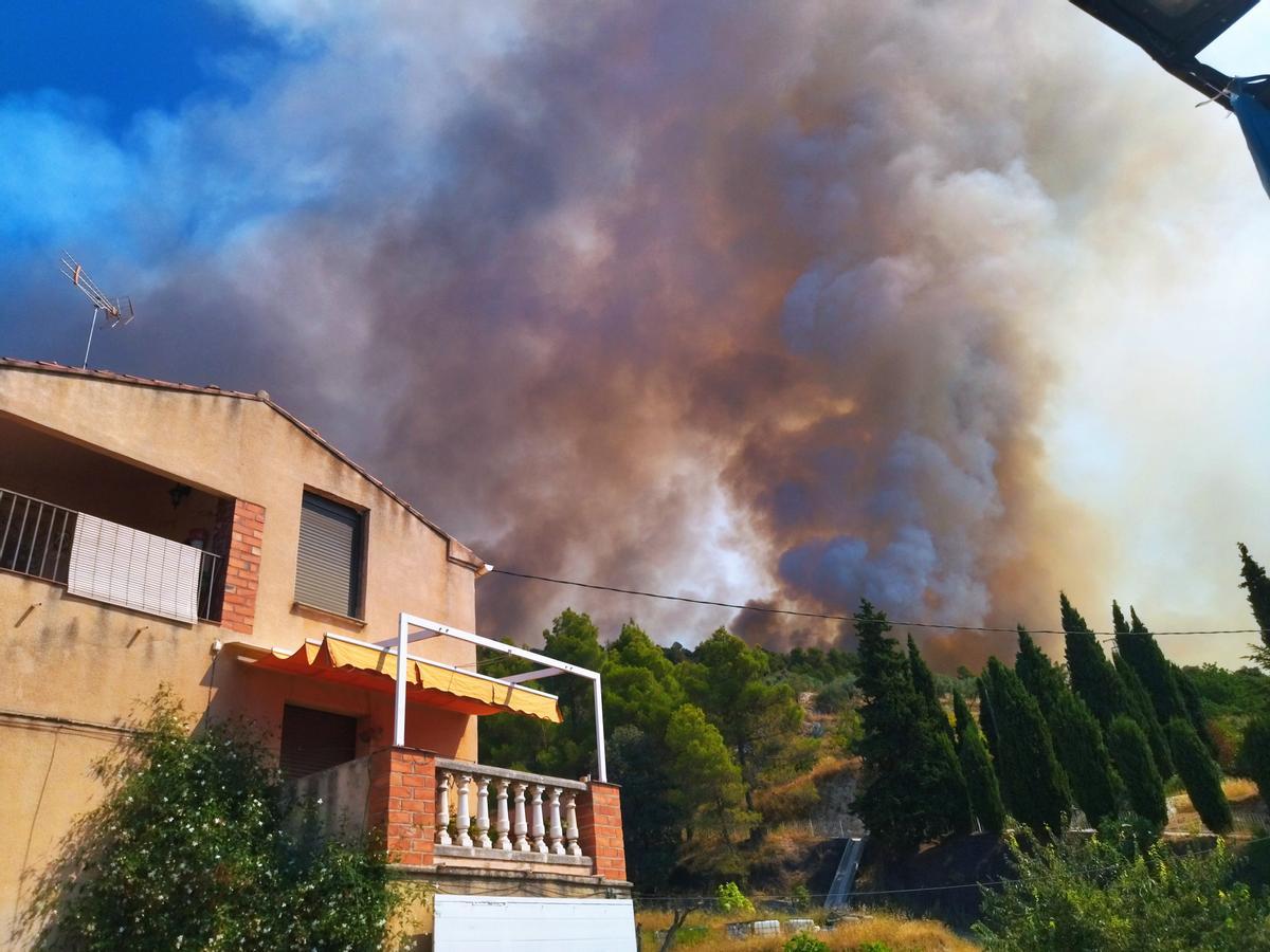 La columna de humo sobre las casas de Benimassot