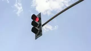La DGT aclara si puede multar a un peatón que cruza el semáforo en rojo