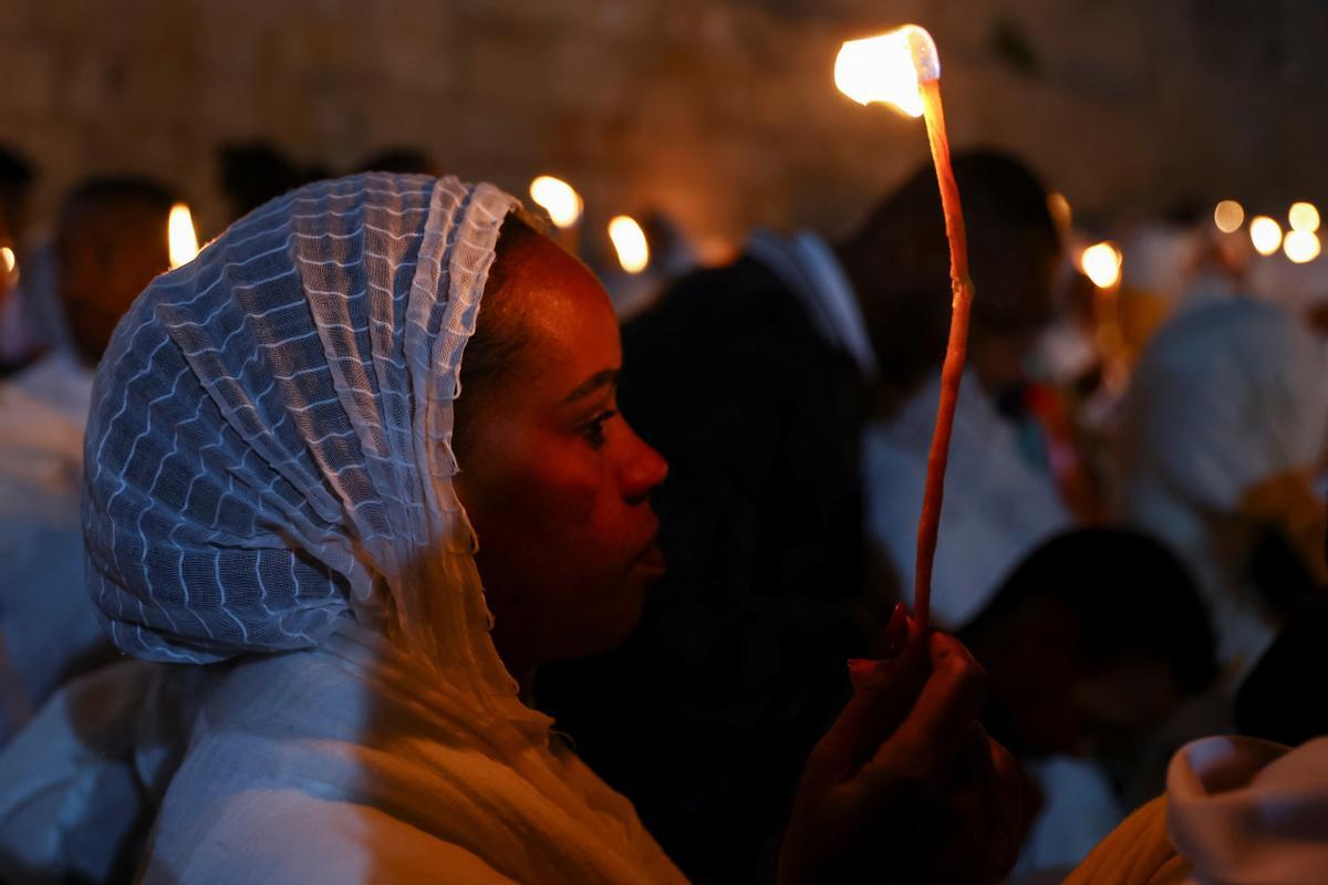 Cristianos ortodoxos celebran “Fuego Sagrado” en Jerusalén. eregrinos cristianos ortodoxos sostienen velas durante la ceremonia del Fuego Sagrado, un día antes de la Pascua ortodoxa, el sábado 15 de abril de 2023 en la Iglesia del Santo Sepulcro en la Ciudad Vieja de Jerusalén, donde muchos cristianos creen que Jesús fue crucificado y enterrado antes de resucitar.