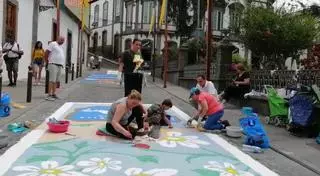 Este fin de semana las calles de Arucas se visten de arte efímero: flores, sal y tradición